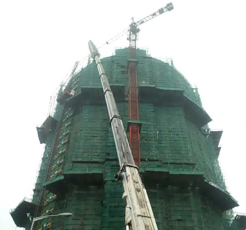 南通市吊车在工地上作业
